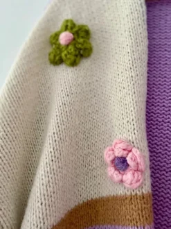 Strickjacke mit Blumen