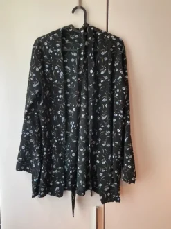 Strickjacke mit Blumen von H&M in S