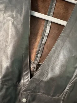 Stylische braune Lederweste – Vintage-Look, handgefertigt, zeitlos elegant und robust