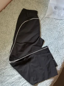 stylische jogginghose in schwarz – größe m – nagelneu