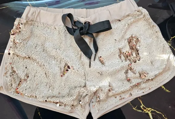 Stylische Pailletten-Shorts in Gold/Beige