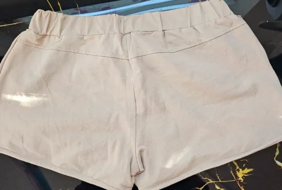 Stylische Pailletten-Shorts in Gold/Beige