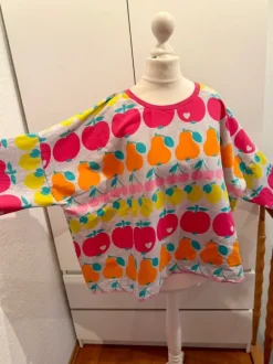 Sweatshirt ' leichterer Stoff, schön bunt ~ kastiger Schnitt