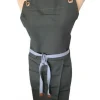 Tablier imperméable fendu sur l'avant