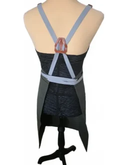 Tablier imperméable fendu sur l'avant