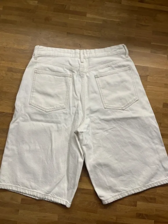 Tolle Jeans Shorts in cremeweiß Größe 42