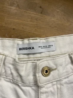 Tolle Jeans Shorts in cremeweiß Größe 42
