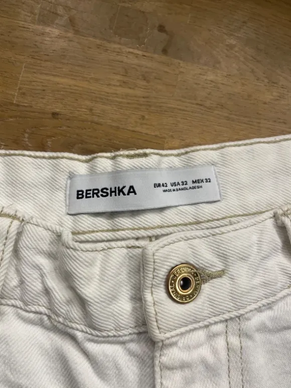 Tolle Jeans Shorts in cremeweiß Größe 42