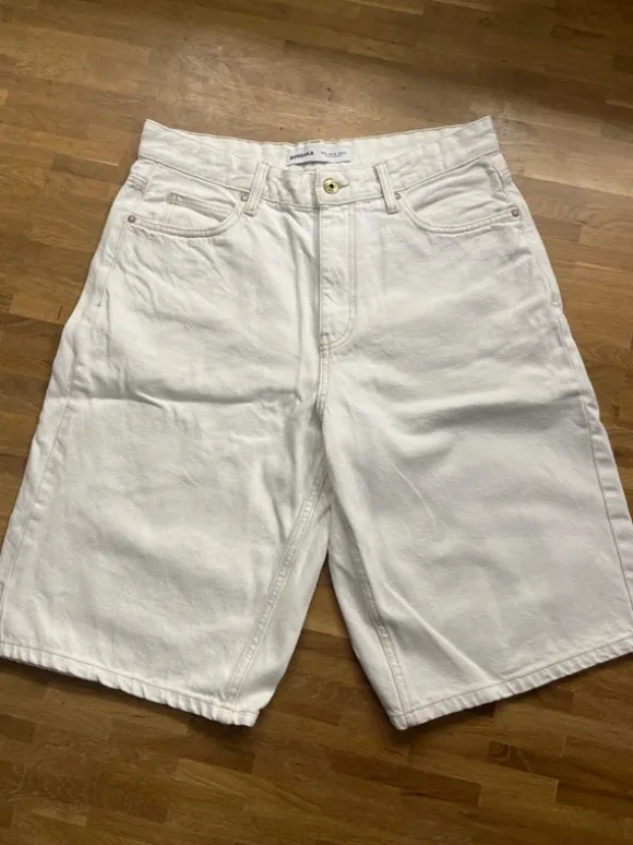 Tolle Jeans Shorts in cremeweiß Größe 42