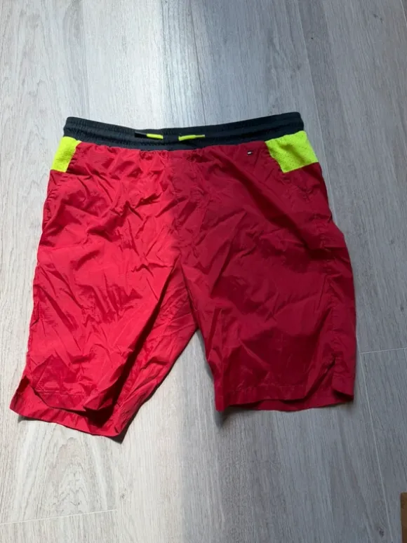Tommy Hilfiger Badeshorts rot – Gr. M / 176 – Sommer & Beachwear