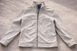 Tommy Hilfiger Übergangsjacke Beige – Clean Classic Style