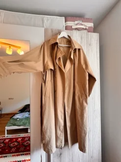 Trendcoat hellbraun und lang - einmal angezogen