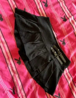 Urban Outfitters Low Waist Minirock mit Schnallen & Schlitz 90s y2k alternative goth