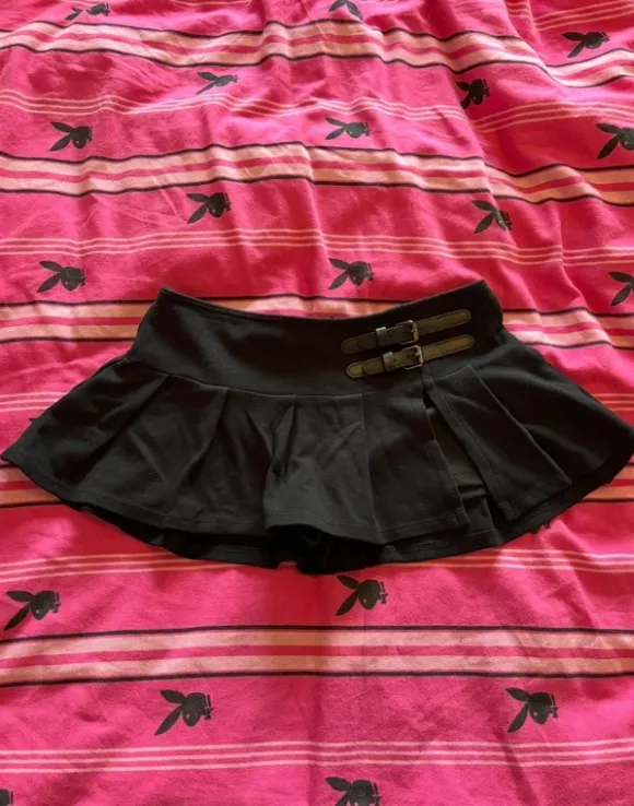 Urban Outfitters Low Waist Minirock mit Schnallen & Schlitz 90s y2k alternative goth