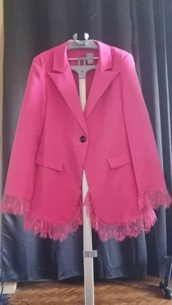 Vends blazer avec dentelle de couleur rose fushia
