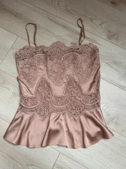 Viral H&M Edition satijnen straptop met kant
