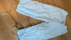 Weiße Cargohose, Caprihose