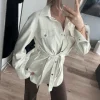 Weiße jacke tailliert