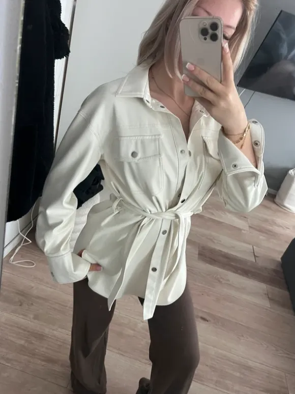 Weiße jacke tailliert