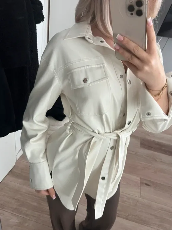 Weiße jacke tailliert
