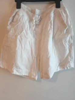 Weiße Shorts
