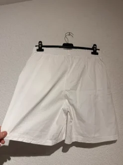 Weiße Stoffshorts