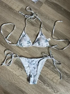 Weißer Bikini mit Blumenmuster