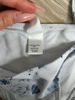 Weißer Bikini mit Blumenmuster