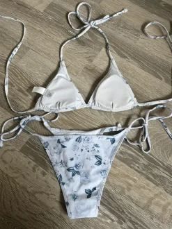 Weißer Bikini mit Blumenmuster