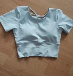 Weißes Crop Top XS mit Brustpolsterung | Cut-Out & Rückenriemen