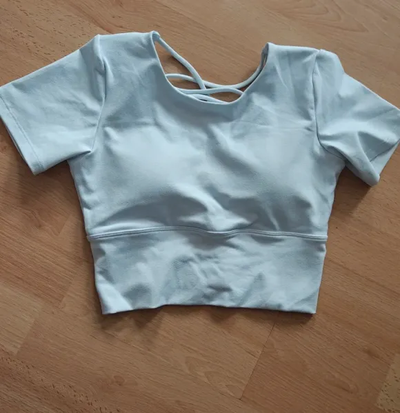 Weißes Crop Top XS mit Brustpolsterung | Cut-Out & Rückenriemen