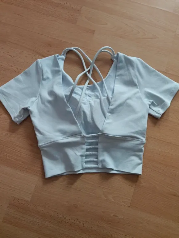 Weißes Crop Top XS mit Brustpolsterung | Cut-Out & Rückenriemen