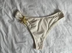 weisse Bikinihose mit goldenem Seestern