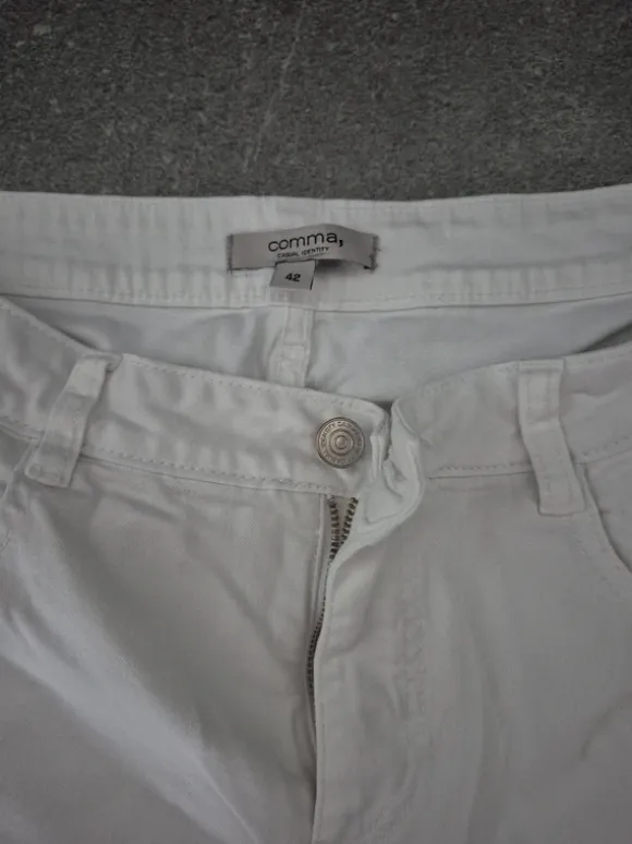 Weisse Jeans mit klassischem Schnitt, leichter Used-Optik und ausgefransten Säumen