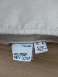 Weisse Jeansjacke