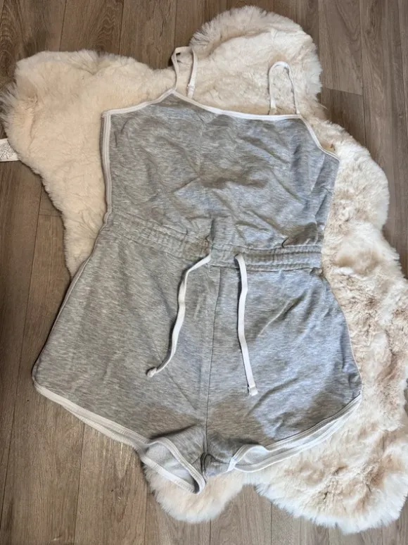 Wie neuer grauer Sweat-Jumpsuit von New Yorker in Größe M. Einmal getragen.