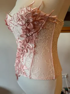 Wunderschöne Corsage mit Spitze und Steine