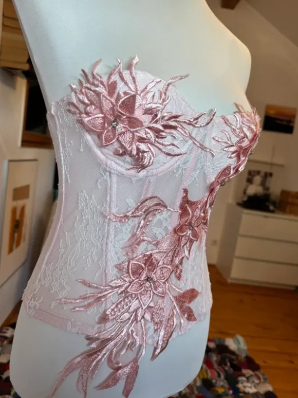Wunderschöne Corsage mit Spitze und Steine