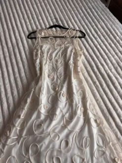 Wunderschönes cremefarbenes Tüllkleid mit aufwendig handverzierten Rosen 🌸