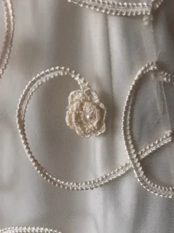 Wunderschönes cremefarbenes Tüllkleid mit aufwendig handverzierten Rosen 🌸