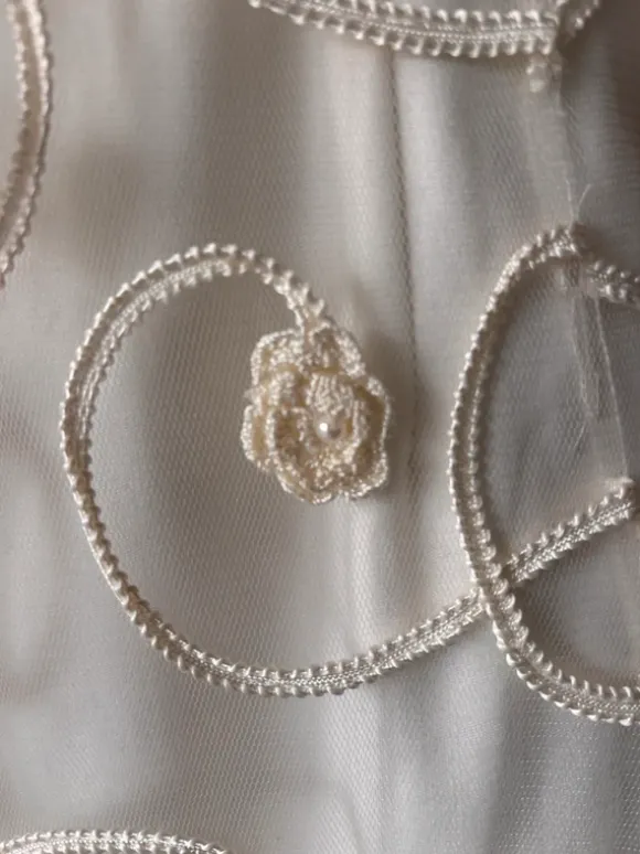 Wunderschönes cremefarbenes Tüllkleid mit aufwendig handverzierten Rosen 🌸