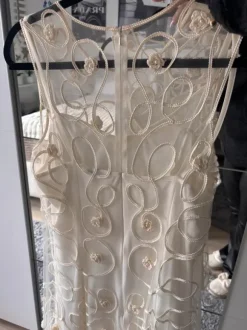 Wunderschönes cremefarbenes Tüllkleid mit aufwendig handverzierten Rosen 🌸