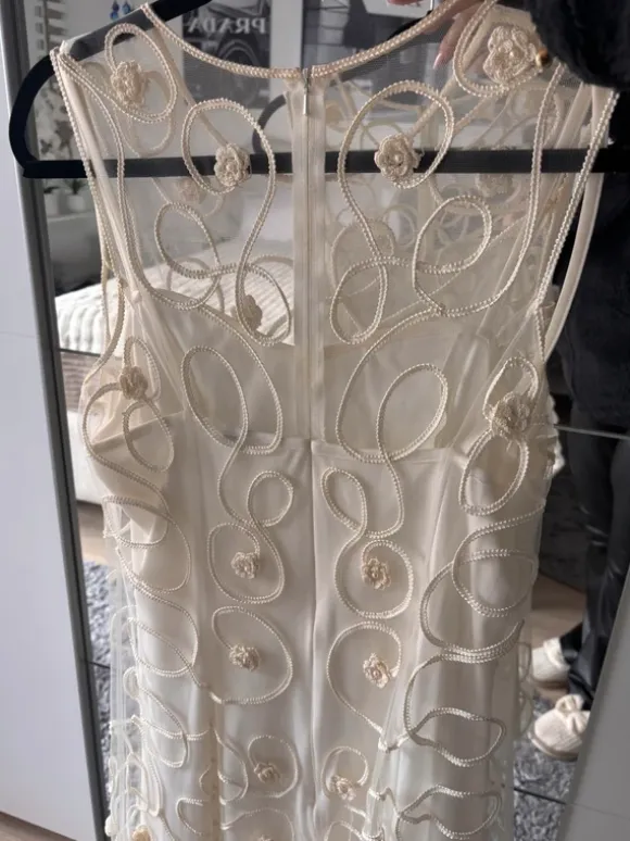 Wunderschönes cremefarbenes Tüllkleid mit aufwendig handverzierten Rosen 🌸