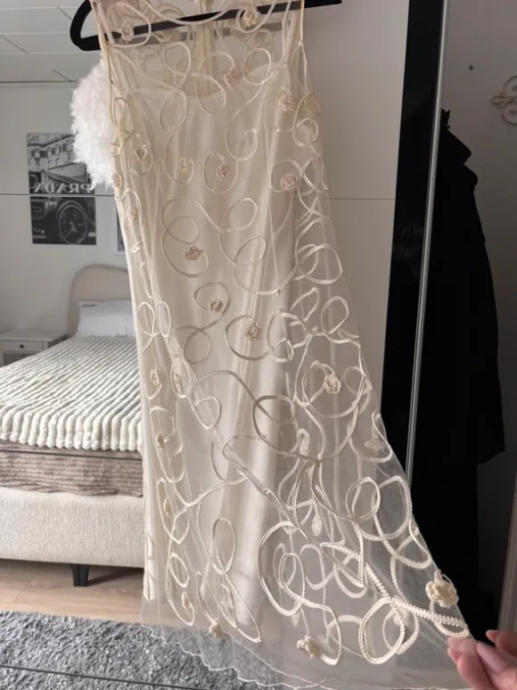 Wunderschönes cremefarbenes Tüllkleid mit aufwendig handverzierten Rosen 🌸