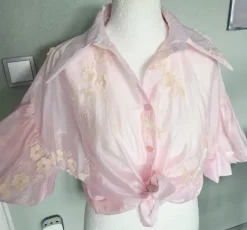 Wunderschönes, luftiges Sommerhemd mit leicht puffigen Ärmeln und aufgenähten Blumen-Applikationen.🌸