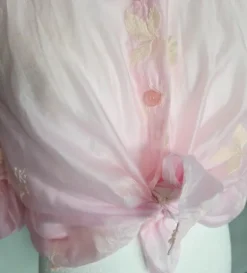 Wunderschönes, luftiges Sommerhemd mit leicht puffigen Ärmeln und aufgenähten Blumen-Applikationen.🌸