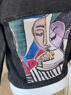 Zwart Vera Moda spijkerjasje gepimt met Picasso stijl stof tot Nederlandse maat 44/46