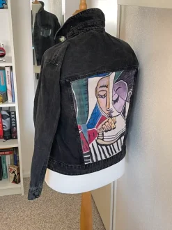 Zwart Vera Moda spijkerjasje gepimt met Picasso stijl stof tot Nederlandse maat 44/46