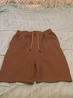 Zweiteiliges Set Hemd & Shorts Braun Rippstruktur